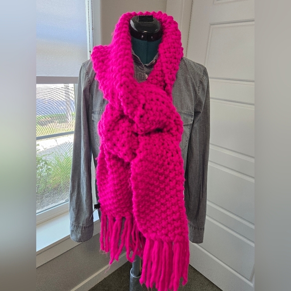 EXPRESS CHUNKY KNITWEAR OVERSIZE HOT PINK SCARF FRINGE ENDS WOMEN OS WARM COZY - Picture 3 of 12